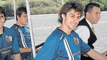 <b>SONRISA DE CRACKS. </b>Ayala, Zapater y Aimar, que en la imagen regresan de los campos de entrenamiento, en uno de los cochecitos del complejo de golf del hotel de concentración de Jerez, lideran a un Zaragoza que, 42 años después, quiere otro Carranza.