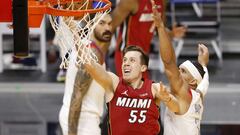 MIAMI, FLORIDA - DECEMBER 25: Duncan Robinson #55 of the Miami Heat goes up for a layup against Josh Hart #3 of the New Orleans Pelicans during the fourth quarter at American Airlines Arena on December 25, 2020 in Miami, Florida. NOTE TO USER: User expressly acknowledges and agrees that, by downloading and or using this photograph, User is consenting to the terms and conditions of the Getty Images License Agreement.   Michael Reaves/Getty Images/AFP
 == FOR NEWSPAPERS, INTERNET, TELCOS &amp; TELEVISION USE ONLY ==