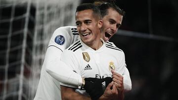 Bale felicita a Lucas V&aacute;zquez por su gol.