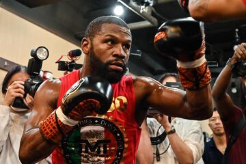 El boxeador estadounidense Floyd Mayweather rodeado de una gran expectación durante su entrenamiento en Tokyo, Japón, para preparar el combate de exhibición planeado contra el artista marcial mixto japonés Mikuru Asakura el próximo 25 de septiembre. 