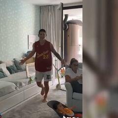 James modo LeBron: Anota cesta en el cuarto de su hijo