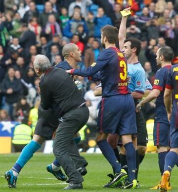 Real Madrid (2) - Barcelona (1). Fue un partido muy polémico. Pérez Lasa no pitó en el descuento un penalti de Sergio Ramos a Adriano, lo que hizo que Valdés perdiera los papeles y acabara expulsado. 
