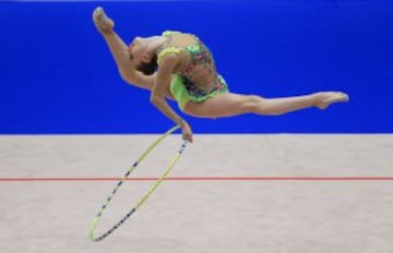 La rusa Daria Svatkovskaya durante su ejercicio de aro en el campeonato de Europa de gimnasia rítmica celebrado en el Stadthalle de Viena.