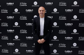 Andrés Iniesta posa en el photocall durante el acto del anuncio de su retirada del fútbol celebrado en el Puerto de Barcelona.