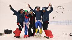 Los esquiadores espa&ntilde;oles Ricardo Adarraga, Mar&iacute;a Lorenzo Lamadrid, Juanki S&aacute;nchez, &Aacute;lvaro Garc&iacute;a y Hugo Quintero posan tras la &uacute;ltima prueba de la Copa del Mundo de Speed Ski en Grandvalira.