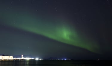 La aurora boreal, también conocida como las luces del norte, ilumina el cielo sobre Bodø, Noruega.