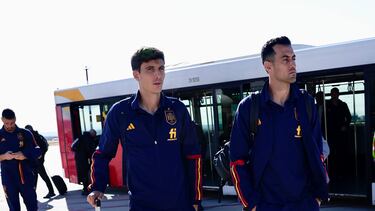 BRAGA, 26/09/2022.- Los jugadores de la selección española Sergio Busquets (d) y Pau Torres, a la llegada del equipo este lunes a Braga (Portugal) para disputar mañana el partido de Liga Naciones que les enfrentará a Portugal, un encuentro decisivo para lograr el pase a la fase final de la competición. EFE/Pablo García/RFEF SÓLO USO EDITORIAL / SÓLO DISPONIBLE PARA ILUSTRAR LA NOTICIA QUE ACOMPAÑA (CRÉDITO OBLIGATORIO)