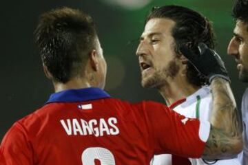 Eduardo Vargas encaró al jugador de Irán Andranik Teymourian.