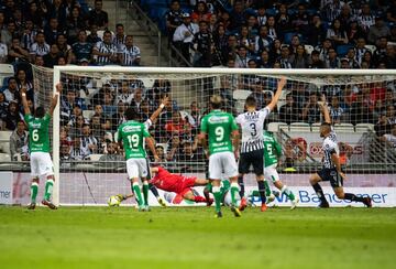 Rayados dominó todo el partido a la ‘Fiera’, ganaban 2-1 , en la última jugada del partido Andrés Mosquera se encontró el balón tras un tiro suyo que rebotó en el travesaño y el balón parece que rebasó toda la línea. Francisco Chacón dio por bueno el gol y finalizó el encuentro, nos quedamos esperando el VAR.