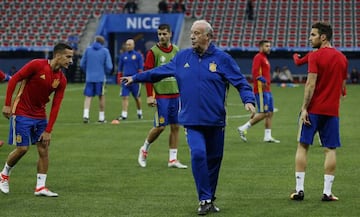 Vicente del Bosque (centre) takes Spain training in Nice.