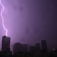 Un motorista muere al caerle un rayo en Algemesí