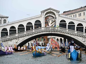 Un gran número de turistas y curiosos se congregaron en torno al Gran Canal de Venecia para presenciar la Regata Histórica anual de góndolas y 
 embarcaciones, que tiene lugar en la ciudad italiana. Se trata de uno de los
acontecimientos más antiguos que se celebran en la laguna, ya que su origen se remonta, al menos, al siglo XIII.