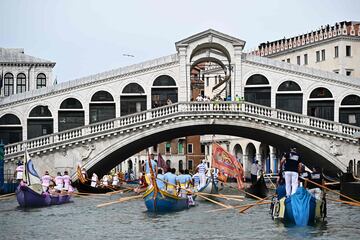 Un gran número de turistas y curiosos se congregaron en torno al Gran Canal de Venecia para presenciar la Regata Histórica anual de góndolas y 
 embarcaciones, que tiene lugar en la ciudad italiana. Se trata de uno de los
acontecimientos más antiguos que se celebran en la laguna, ya que su origen se remonta, al menos, al siglo XIII.