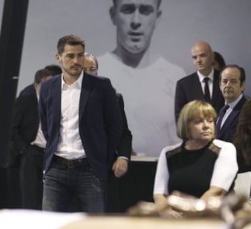 El guardameta del Real Madrid, Iker Casillas (i), a su llegada a la capilla ardiente del presidente de honor del Real Madrid, Alfredo Di Stéfano, instalada en el palco de honor del Santiago Bernabéu. 