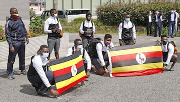 Miembros de la delegaci&oacute;n de Uganda posan a su llegada a Jap&oacute;n para los Juegos Ol&iacute;mpicos de Tokio.