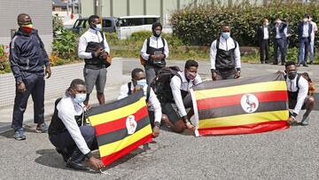 Miembros de la delegación de Uganda posan a su llegada a Japón para los Juegos Olímpicos de Tokio.
