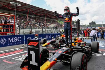 Max Verstappen celebra sobre su monoplaza su victoria en el circuito de Spa-Francorchamps.
