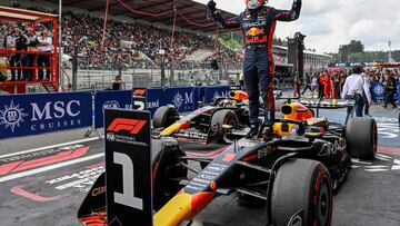 Max Verstappen celebra sobre su monoplaza su victoria en el circuito de Spa-Francorchamps.