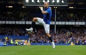 Delantero centro, pertenece al Everton, pero las últimas temporadas ha jugado en el Sevilla, la Real Sociedad y en el Valladolid. Delantero centro, tiene contrato con el conjunto de Liverpool hastra 2021. Su valor de mercado es de 3.2 millones de euros.