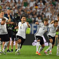Alemania pasa en los penaltis