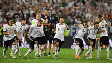 Alemania pasa en los penaltis