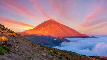 La cima más alta de España es un estratovolcán que se formó hace unos 200.000 años. Está situada en el centro de la Isla de Tenerife, en el Parque Nacional del Teide. Fue declarado Patrimonio Mundial por la UNESCO en 2007 por su biodiversidad única que incluye especies endémicas. Es un fantástico lugar para la observación astrofísica.