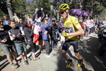 Chris Froome después de perder la bicicleta tras chocar con una de las motos de la organización. 