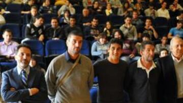 <b>EN LA UNIVERSIDAD. </b>La delegación bermellona en la conferencia sobre el futuro económico del club.