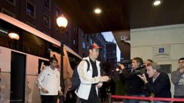 <b>ACLAMADOS. </b>Más de 300 aficionados madridistas recibieron a los de Mourinho a su llegada a Bilbao.