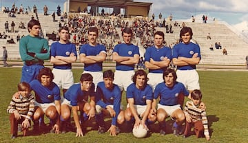 Alineación del Castilla Club de Fútbol, durante la temporada 1973-74, aún con el uniforme azul de la AD Plus Ultra.