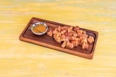 Las cortezas de cerdo fritas son un delicioso plato con el que acompañar la bebida en Madrid. En muchos sitios te los ponen como cortesía junto a la consumición.