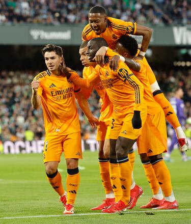 0-1. Brahim Díaz celebra cons sus compañeros el primer tanto que anota en el minuto 9 de partido.