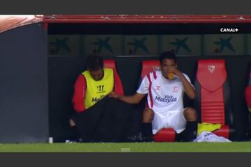 Cuando militaba para el Sevilla, en 2015, el español tuvo una urgencia durante el partido ante el Elche y corrió hacia el banquillo para orinar, fue ayudado por su compañero Carlos Baca lo auxilió para que las cámaras de tv no grabaran más de la cuenta.