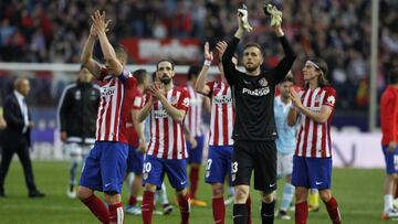 El Atlético aplaude a su afición.