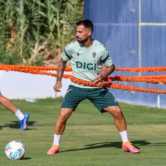 Un Ceuta, con tintes amarillos, prueba al triunfal Cádiz