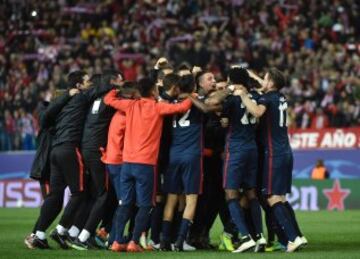 El 13 de abril de 2016 se jugó el partido de vuelta de los cuartos de final de la Champions League en el Calderón. El partido de ida acabó 2-1 para el Barcelona. En Madrid, el Atlético ganó con dos goles de Griezmann, el Atlético pasó a las semifinales de la Champions. En la imagen, los rojiblancos celebran el pase a la semifinal.
