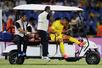 Cristiano Ronaldo se marcha asistido por el vehículo de asistencia médica.