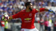 Futbol, Universidad de Chile vs Colo Colo, Novena fecha, campeonato de Clausura 2016/17.
 El jugador de Universidad de Chile Johnny Herrera  controla el bal&oacute;n durante el partido de primera division contra Colo Colo disputado en el estadio Nacional 