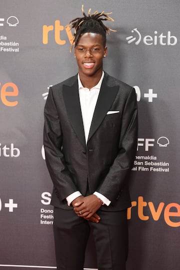 Nico Williams, jugador del Athletic club, en el photocall de la inauguración de la 72 Edición del Festival de Cine de San Sebastián.