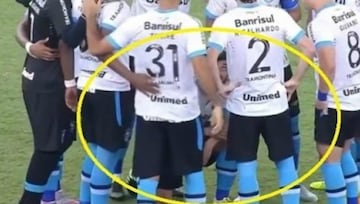 Previo al arranque de un partido de la Copa Libertadores entre Gremio y Fluminense, Douglas aprovechó para hacer sus necesidades en el tradicional círculo donde los futbolistas dan las últimas instrucciones antes de que pite el árbitro. 