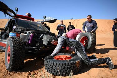El copiloto de Audi, Lucas Cruz, repara su automóvil después de su accidente durante la Etapa 6 del Dakar 2023 entre Ha'il y Al Duwadimi.
