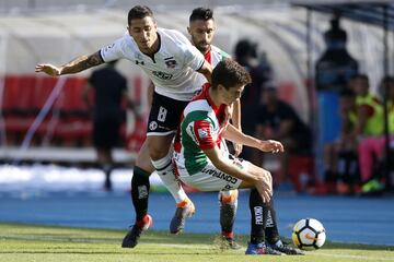 Futbol, Palestino vs Colo Colo Tercera fecha, campeonato nacional 2018 El jugador de Colo Colo Carlos Carmona, izquierda, disputa el balon con la defensa de Palestino durante el partido de primera division en el estadio Nacional de Santiago, Chile. 17/02/2018 Andres Pina/Photosport