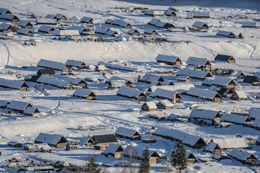 Debido a su ubicación lejos de cualquier océano el país experimenta variaciones de temperatura extremas. Los inviernos pueden ser muy fríos (hasta −45 grados) los veranos muy cálidos (hasta +30 grados).