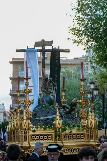 El paso del Triunfo de la Santa Cruz de la Hermandad del Santo Entierro a su llegada al comienzo de la Carrera Oficial, en Sevilla, Andalucía (España).  