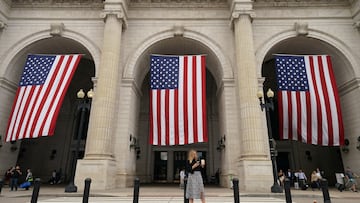 ¿Por qué la bandera de los Estados Unidos tiene 13 barras y 50 estrellas? ¿Qué significan sus colores: rojo, blanco y azul? Te explicamos.