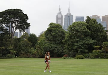 La tenista japonesa ha posado ante los medios gr¨¢ficos con el trofeo del Open de Australia. Naomi Osaka se proclam¨® campeona tras vencer por 6-4 y 6-3 en 71 minutos a Jennifer Brady en la final del Open de Australia.