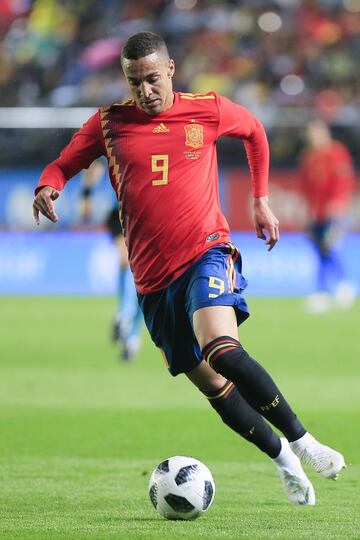 el 12 de octubre de 2014 debutó con la selección española absoluta en el partido oficial disputado frente a la selección de Luxemburgo.