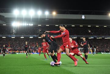 Diego Costa y Virgil van Dijk.