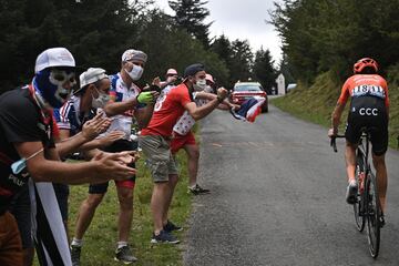 Un grupo de aficionados animan a Ilnur Zakarin.