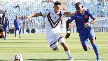 El extremo colombiano Iv&aacute;n Angulo ante la marca de un rival en el partido entre Venezuela y Colombia por la primera fecha del Sudamericano Sub 20 Chile 2019